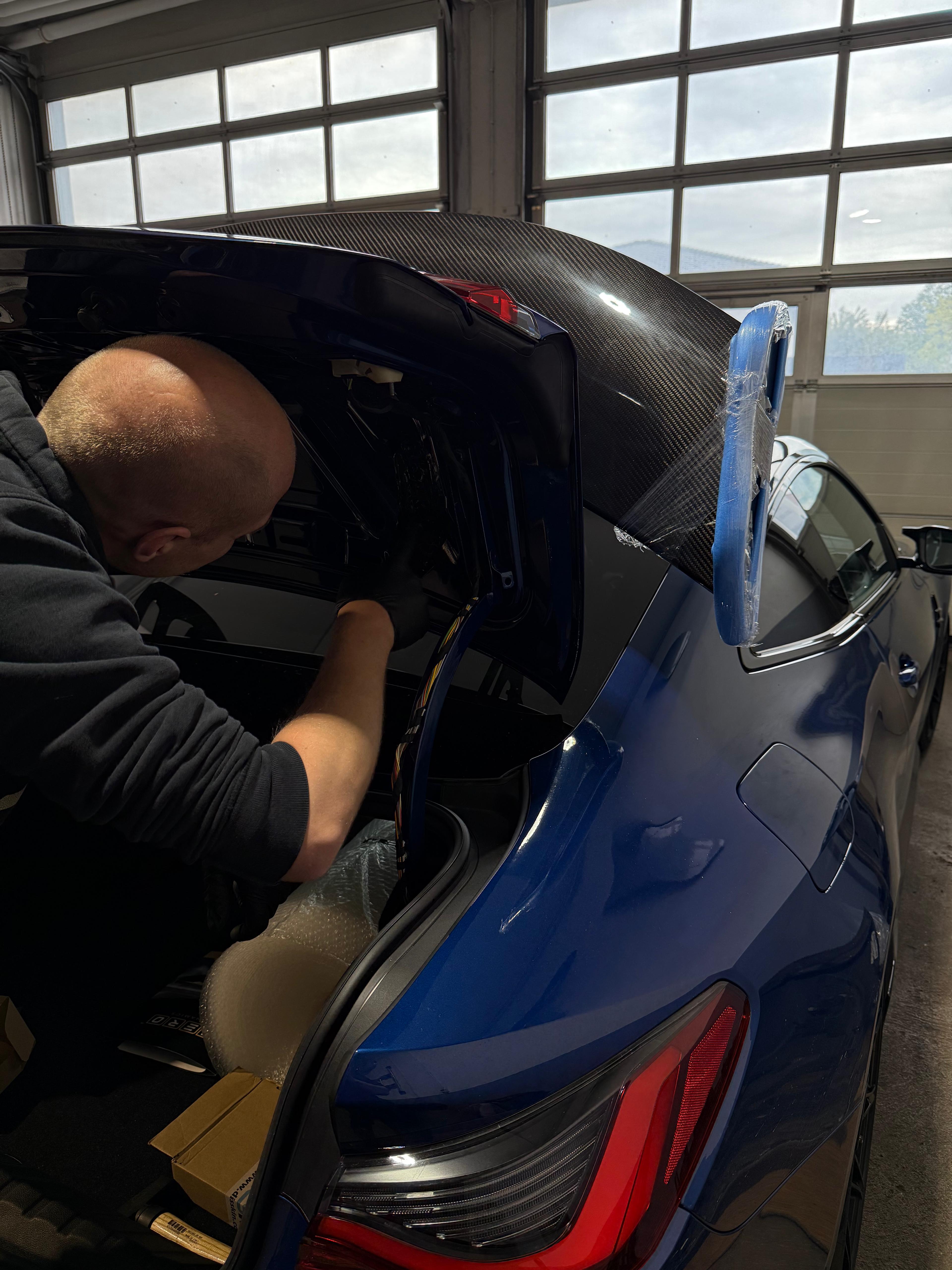 Carbon Heckspoiler Montage bei BMW · KTH Karosserietechnik Hoffmann Bad Aibling